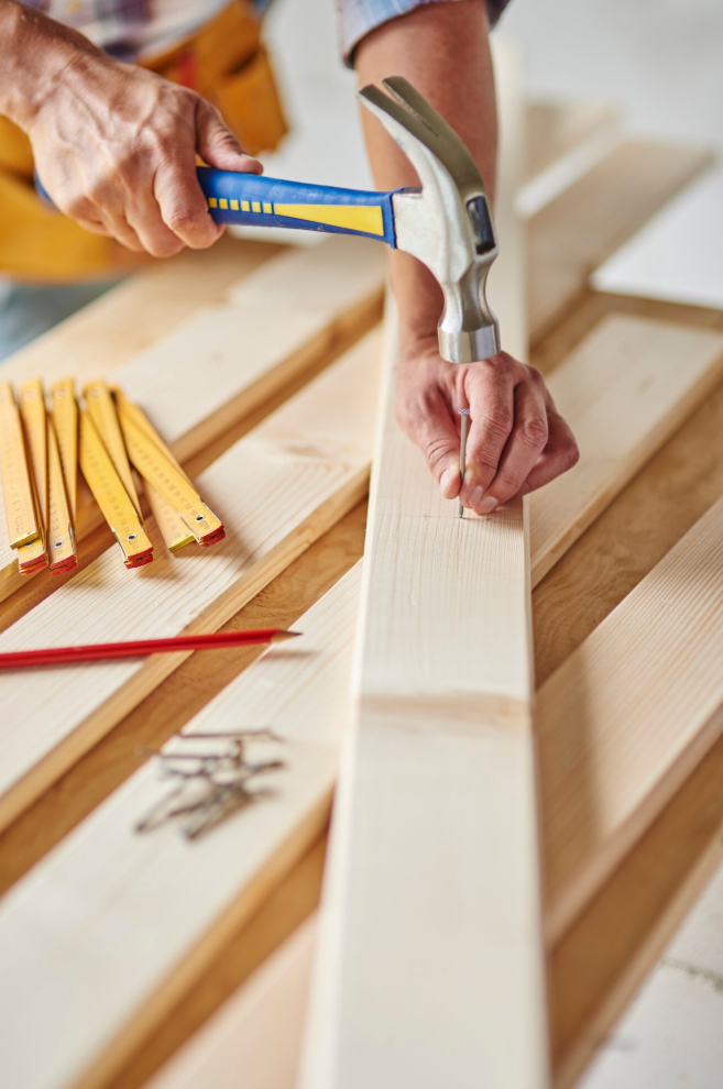 Carpintero realizando muebles a medida en Valencia